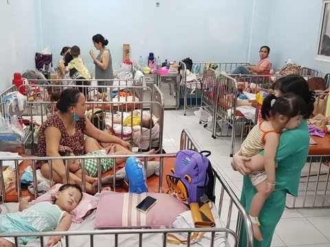 Dịch tay chân miệng diễn biến phức tạp: Ca bệnh tăng, thuốc điều trị cạn kiệt