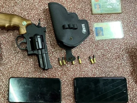 Mang súng đi bán thì bị công an bắt giữ