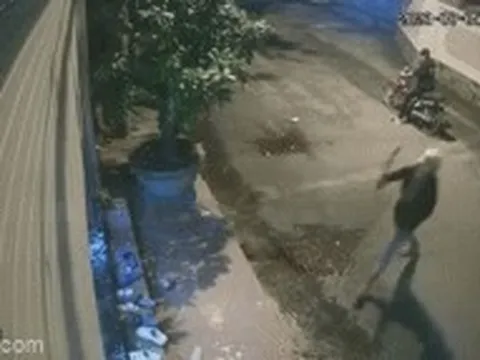 [Clip] Đối tượng vác dao lao vào cửa nhà dân chém loạn xạ