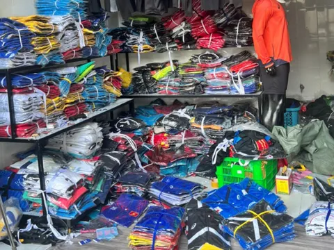 Khởi tố giám đốc công ty sản xuất quần áo thể thao giả nhãn hiệu