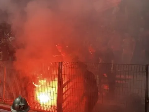 Tạm giữ hình sự nhóm đối tượng đốt pháo sáng trên sân Hàng Đẫy