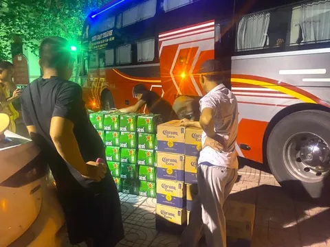 Phát hiện hàng nghìn chai bia ngoại dưới cốp xe khách