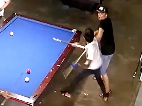Mâu thuẫn ở quán bida, thanh niên mang kiếm chém gần đứt cổ bạn thân