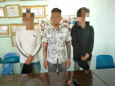 Tạm giữ nhóm thanh niên mang nhiều súng đạn, công cụ hỗ trợ đi bát phố