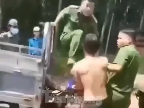 Người mặc sắc phục đấm, đá, còng tay người dân là Trưởng công an xã