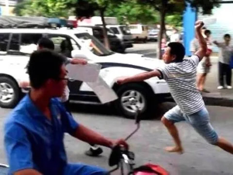 Bị cả xóm đuổi đánh vì đậu xe trước cửa nhà, tài xế nhập viện cấp cứu