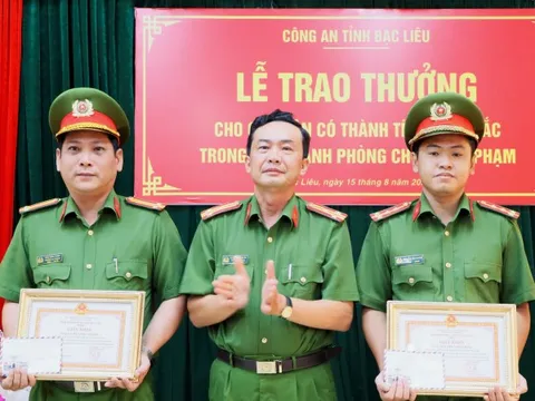 Khen thưởng 3 công an dũng cảm truy bắt đối tượng gây rối