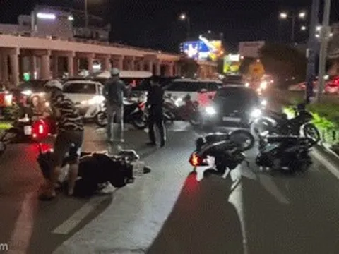 CSGT vây bắt hàng chục quái xế so kè tốc độ trên cầu Sài Gòn