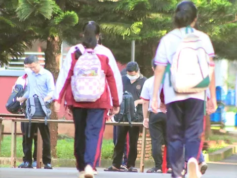 Dư luận chưa hết xôn xao việc trường học kiểm tra balo, soát người học sinh mỗi ngày