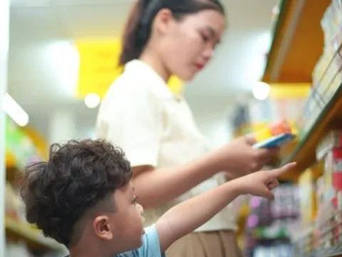 Bật chế độ đọc thành phần trên bao bì tìm 'sữa chuẩn' cho con