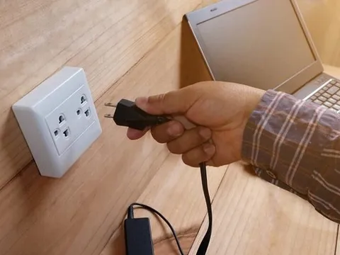 Laptop nên cắm điện liên tục hay chỉ cắm điện để sạc?