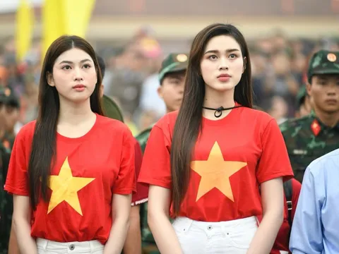 Đỗ Thị Hà và dàn thí sinh Hoa hậu Việt Nam dự Lễ Thượng cờ ở đôi bờ Hiền Lương - Bến Hải