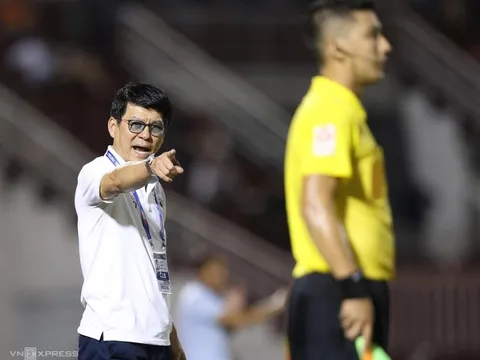 GĐKT HAGL Vũ Tiến Thành vào phòng lăng mạ trọng tài sau trận thua Hà Tĩnh?