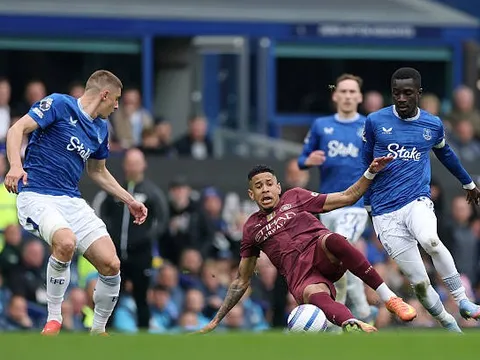 Man City đánh bại Everton bằng 2 bàn thắng muộn