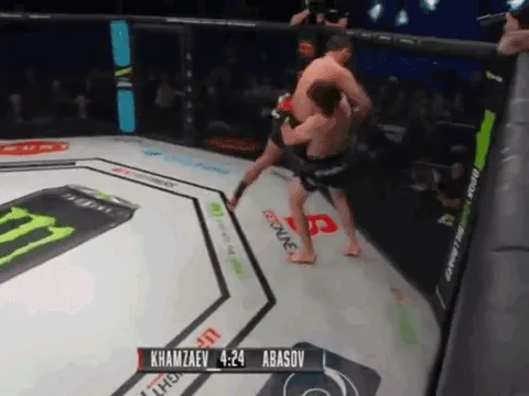 Võ sĩ Nga tung đòn ‘trăn siết cổ’ siêu hiểm khiến đối thủ bất tỉnh vì ngạt thở