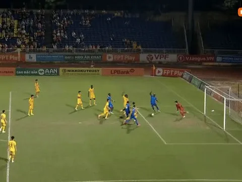 Quảng Nam và SLNA níu chân nhau trong cuộc đua trụ hạng