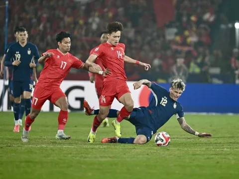 Tuyển thủ Thái Lan không được phép cùng HLV Kim Sang-sik so tài với MU