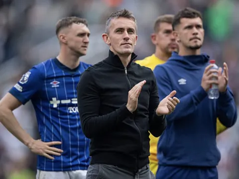 Chốt hạ đội cuối cùng xuống hạng tại Ngoại hạng Anh