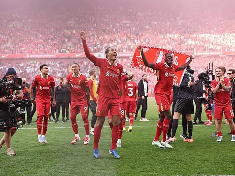 Đã trở thành nhà vô địch, nhưng bao giờ Liverpool mới được nâng cúp?
