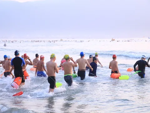 300 người đua tranh ‘vượt sóng’ biển Đà Nẵng