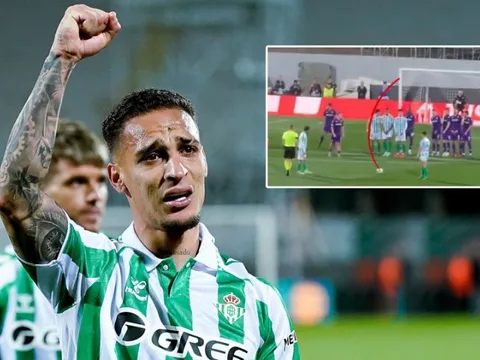 Antony khuất phục De Gea bằng tuyệt phẩm đá phạt, đưa đội nhà vào chung kết Cúp C3 với Chelsea