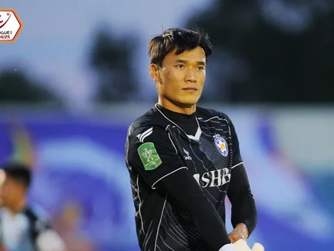 Thủ môn Bùi Tiến Dũng nói gì sau bàn thắng để đời?