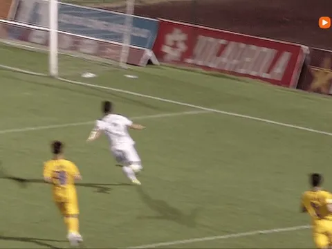 Hà Nội ngược dòng trước SLNA nhờ bàn thắng phút 100