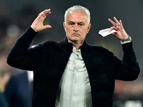 Jose Mourinho lại gây sốc với tuyên bố 'tung đồng xu để chọn đội hình'