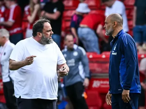 Nguy cơ mất vé dự Champions League, ông chủ CLB Ngoại hạng Anh lao xuống sân chất vấn HLV