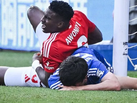 Tai nạn kinh hoàng ở Ngoại hạng Anh khiến luật việt vị nên được xem xét lại