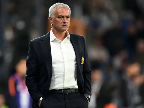 Jose Mourinho chính thức trắng tay, phát biểu đầy cay cú khi bị đối thủ chọc tức
