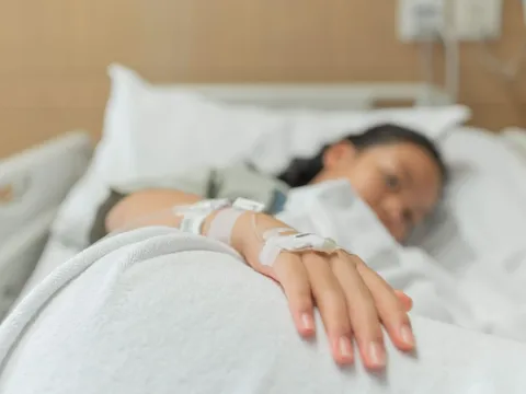 Thanh thiếu niên nhiễm bệnh có thể tử vong trong 24 giờ do não mô cầu chỉ từ những thói quen thường ngày