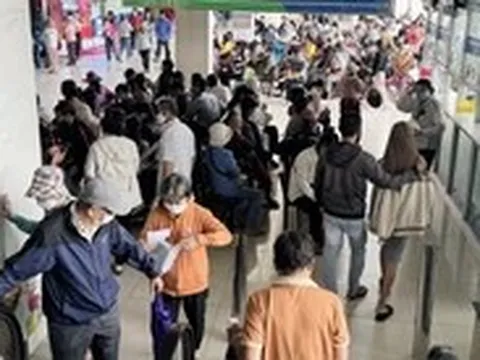 Khẩn: Ứng phó biến chủng Omicron XEC, TP.HCM đề nghị toàn bộ người ra vào bệnh viện đeo khẩu trang