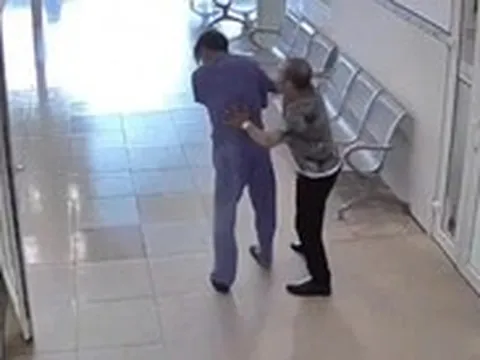 Bị đâm thủng bụng phải vào nằm viện lại tiếp tục bị hành hung