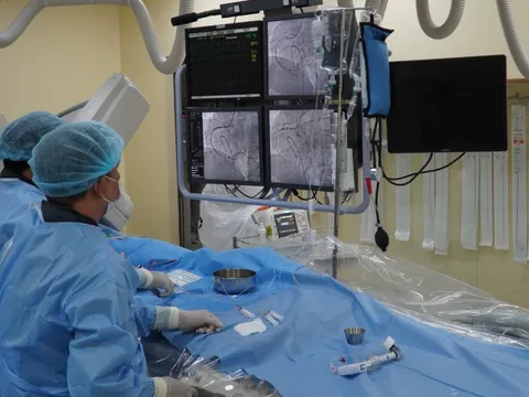 Đang bốc xếp hàng hóa tài xế hôn mê sâu, nguy kịch vì nhồi máu cơ tim cấp