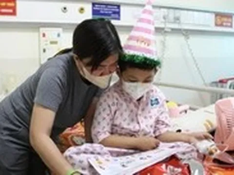 Bệnh nhi ung thư mừng sinh nhật trong bệnh viện, ước mơ khỏi bệnh thành bác sĩ