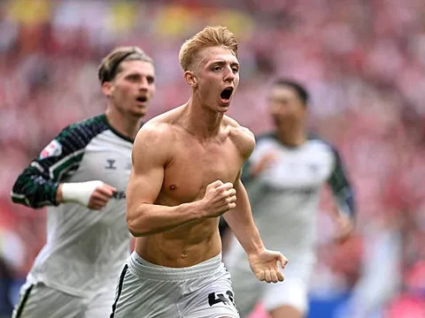 Sunderland trở lại Ngoại hạng Anh nhờ bàn thắng phút bù giờ của cầu thủ 19 tuổi