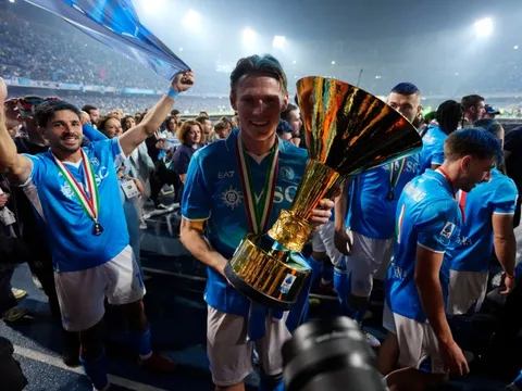 Trong khi MU trắng tay, những người bị họ ruồng bỏ giúp Napoli đoạt scudetto