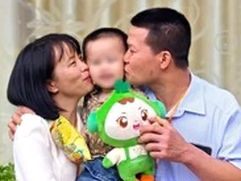 Từng ly hôn vì không có con, cặp vợ chồng tái hôn rồi có con ‘chính chủ’