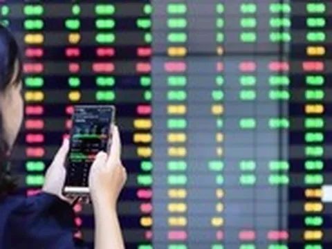 Tin tức sáng 26-5: Loạt cổ phiếu bị hạn chế giao dịch; Ca COVID-19 tăng ở Hà Nội