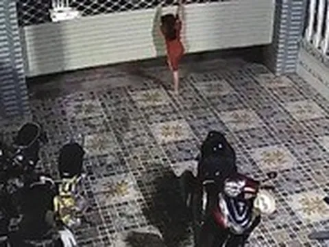 Đu lên cửa cuốn, bé gái 8 tuổi bị cuốn lên cao, ngưng tim nguy kịch