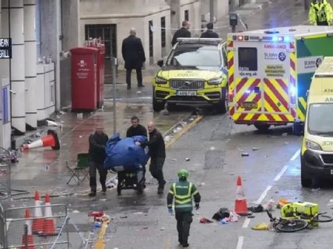 Xe điên xuất hiện trong lễ rước cúp của Liverpool, hàng chục người bị thương