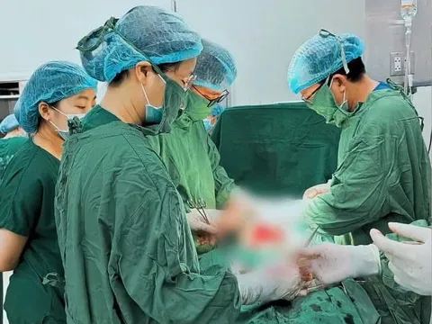 Ca mổ ‘ngàn cân treo sợi tóc’ cứu mẹ con sản phụ tiền sản giật nặng, rối loạn máu hiếm gặp