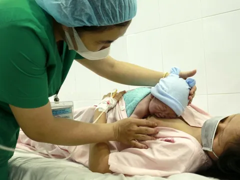 Đề xuất kéo dài nghỉ thai sản khi sinh con thứ hai, vi phạm luật Dân số có thể bị phạt đến 100 triệu đồng