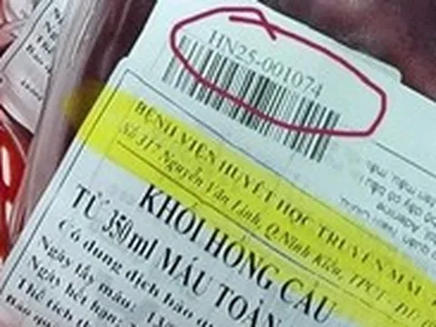 Nhận túi máu cung cấp lại, dán nhãn phụ đè lên nhãn gốc có đúng không?