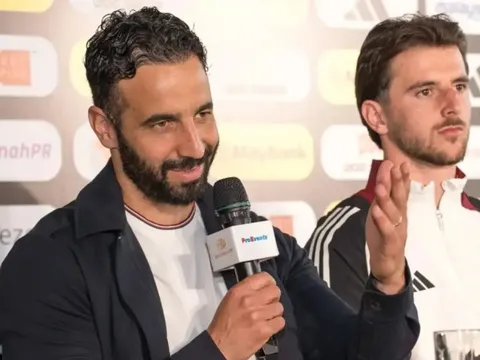 HLV MU tiết lộ từng theo dõi bóng đá Việt Nam