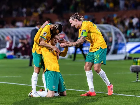 Australia gửi 'quân tiếp viện' hùng hậu để HLV Kim Sang-sik đấu MU