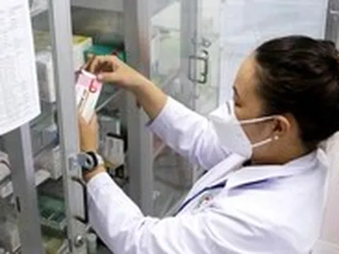 Người dân than xếp hàng để được cấp thuốc theo toa cũ