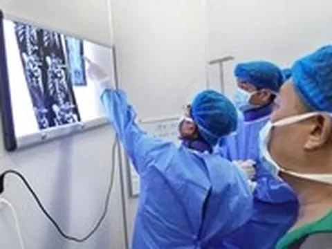 Tán sỏi thận bằng laser qua da cho 2 bệnh nhân ở Đồng bằng sông Cửu Long