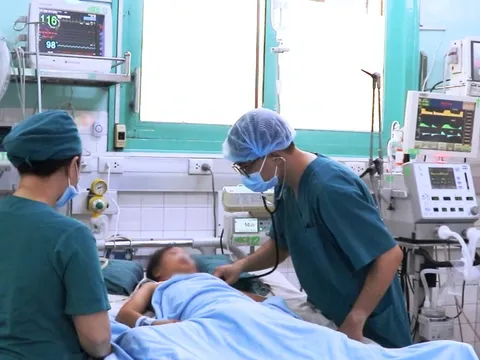 Bé gái suýt mất mạng vì 'chơi đùa' với cửa cuốn